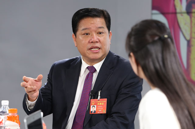 一絲不茍摘窮帽，全力以赴拔窮根