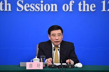 工業(yè)和信息化部部長苗圩等就&ldquo;推進(jìn)實(shí)施&lsquo;中國制造2025&rsquo;&rdquo;答記者問