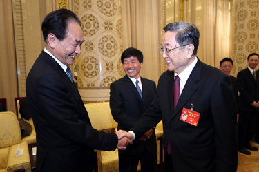 俞正聲看望參加全國政協(xié)十二屆五次會議報(bào)道的新聞工作者