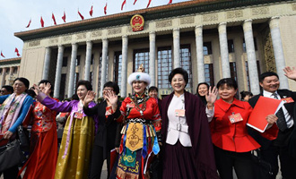 閉幕會后，代表走出人民大會堂