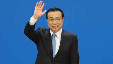 記者會(huì)結(jié)束后，李克強(qiáng)揮手致意