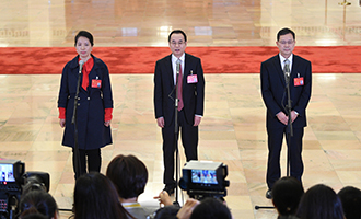 姜妍、康紅普、劉宗富代表接受采訪