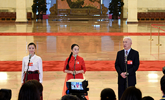 肖笑波、侯艷、徐俊代表接受采訪