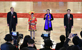 蔡松濤、杜麗群、楊小玲、賈立群代表接受采訪