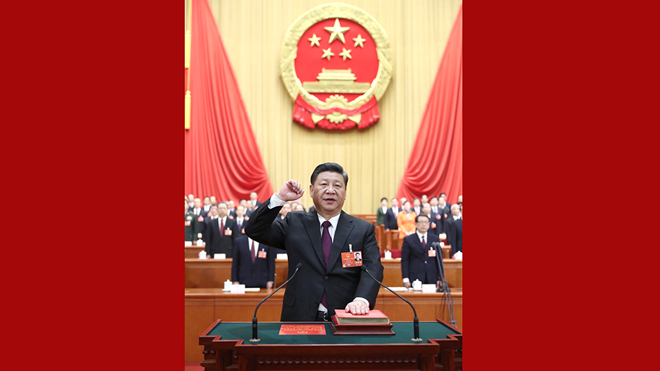 新當(dāng)選的國家主席、中央軍委主席習(xí)近平進行憲法宣誓