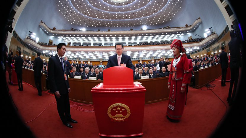 3月17日，人代會全體會議上代表在投票