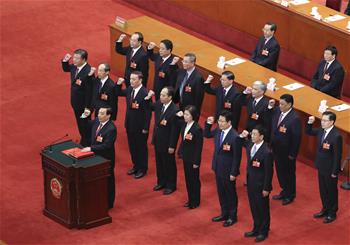 新當選的全國人大常委會副委員長、秘書長進行憲法宣誓