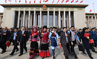閉幕會(huì)后，代表走出人民大會(huì)堂
