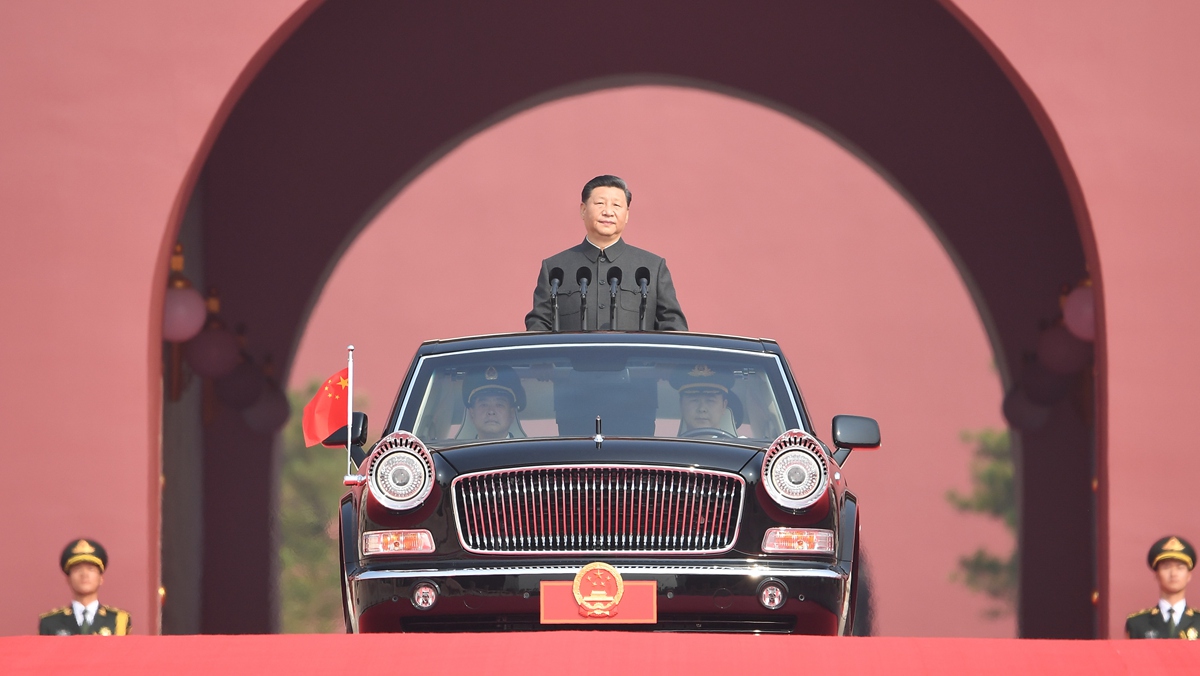 習(xí)近平乘坐檢閱車，經(jīng)過金水橋，駛上長安街
