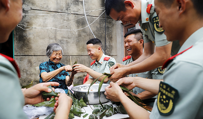 端午節(jié)，家里來了親人子弟兵