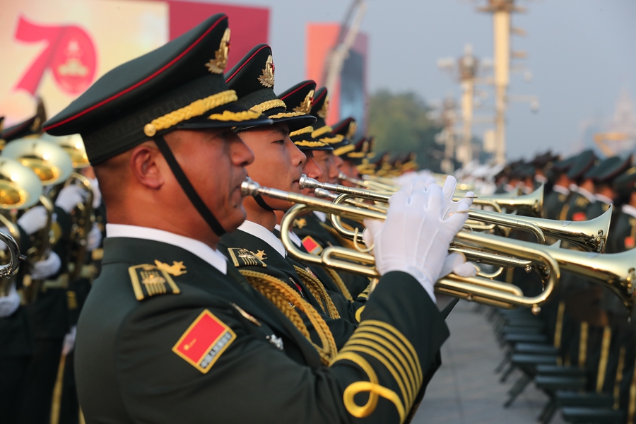 解放軍聯(lián)合軍樂團(tuán)在廣場就位后進(jìn)行準(zhǔn)備工作和試奏。據(jù)了解，解放軍聯(lián)合軍樂團(tuán)此次演奏是從開國大典至今歷次閱兵以來演奏曲目最多的一次，不少曲目是為此次閱兵量身打造的全新作品，此次也是歷次女演奏員最多的一次。