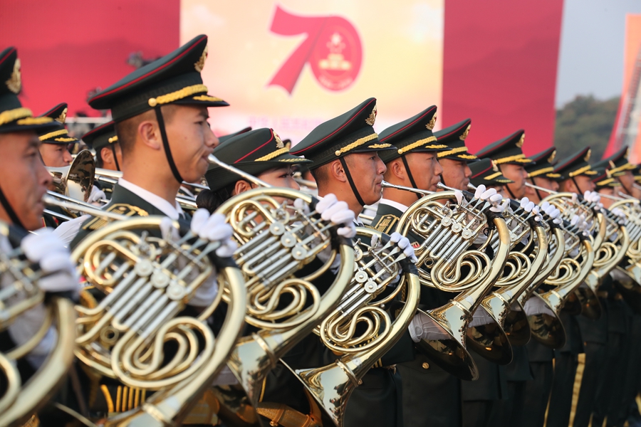 解放軍聯(lián)合軍樂團(tuán)在廣場就位后進(jìn)行準(zhǔn)備工作和試奏。據(jù)了解，解放軍聯(lián)合軍樂團(tuán)此次演奏是從開國大典至今歷次閱兵以來演奏曲目最多的一次，不少曲目是為此次閱兵量身打造的全新作品，此次也是歷次女演奏員最多的一次。