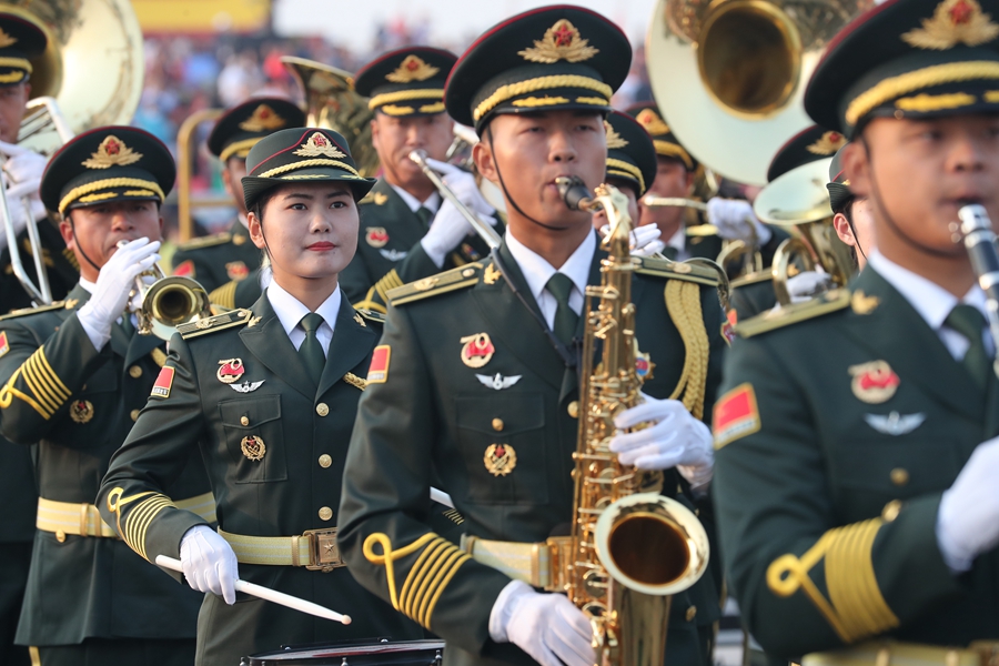 解放軍聯(lián)合軍樂團(tuán)在廣場就位后進(jìn)行準(zhǔn)備工作和試奏。據(jù)了解，解放軍聯(lián)合軍樂團(tuán)此次演奏是從開國大典至今歷次閱兵以來演奏曲目最多的一次，不少曲目是為此次閱兵量身打造的全新作品，此次也是歷次女演奏員最多的一次。
