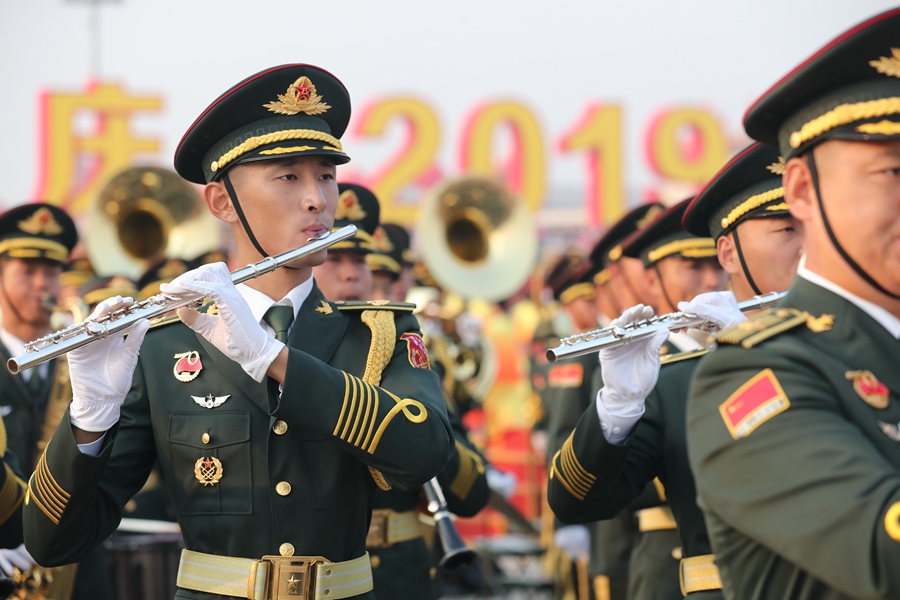 解放軍聯(lián)合軍樂團(tuán)在廣場就位后進(jìn)行準(zhǔn)備工作和試奏。據(jù)了解，解放軍聯(lián)合軍樂團(tuán)此次演奏是從開國大典至今歷次閱兵以來演奏曲目最多的一次，不少曲目是為此次閱兵量身打造的全新作品，此次也是歷次女演奏員最多的一次。