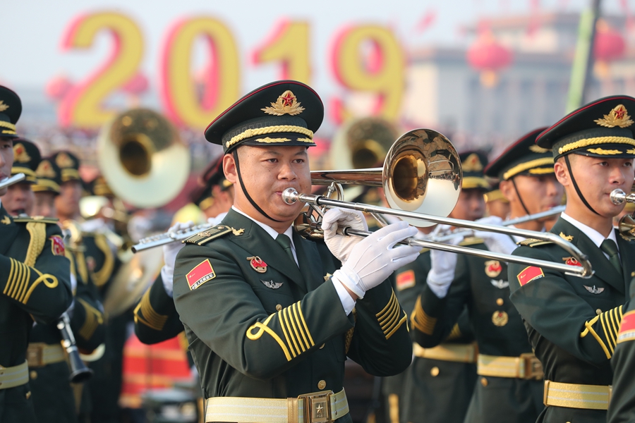 解放軍聯(lián)合軍樂團(tuán)在廣場就位后進(jìn)行準(zhǔn)備工作和試奏。據(jù)了解，解放軍聯(lián)合軍樂團(tuán)此次演奏是從開國大典至今歷次閱兵以來演奏曲目最多的一次，不少曲目是為此次閱兵量身打造的全新作品，此次也是歷次女演奏員最多的一次。
