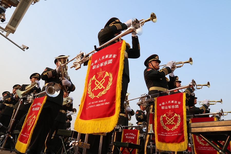 解放軍聯(lián)合軍樂團(tuán)在廣場就位后進(jìn)行準(zhǔn)備工作和試奏。據(jù)了解，解放軍聯(lián)合軍樂團(tuán)此次演奏是從開國大典至今歷次閱兵以來演奏曲目最多的一次，不少曲目是為此次閱兵量身打造的全新作品，此次也是歷次女演奏員最多的一次。