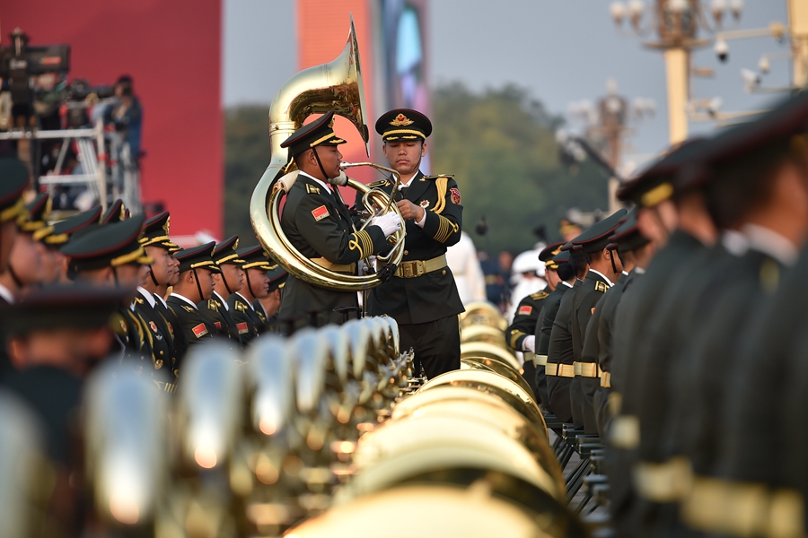 解放軍聯(lián)合軍樂團(tuán)在廣場就位后進(jìn)行準(zhǔn)備工作和試奏。據(jù)了解，解放軍聯(lián)合軍樂團(tuán)此次演奏是從開國大典至今歷次閱兵以來演奏曲目最多的一次，不少曲目是為此次閱兵量身打造的全新作品，此次也是歷次女演奏員最多的一次。