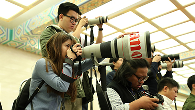 記者會(huì)現(xiàn)場的攝影記者