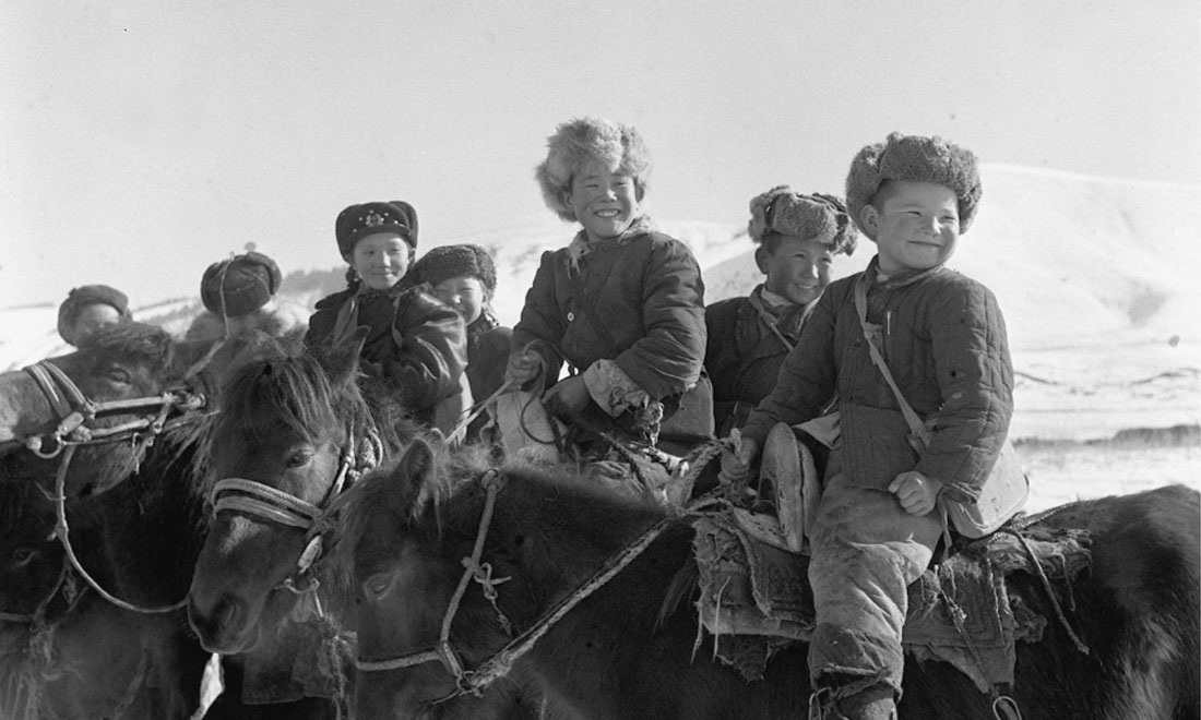 1964年春，新疆伊犁哈薩克自治州昭蘇縣的哈薩克族小學(xué)生們。新華社記者武純展攝