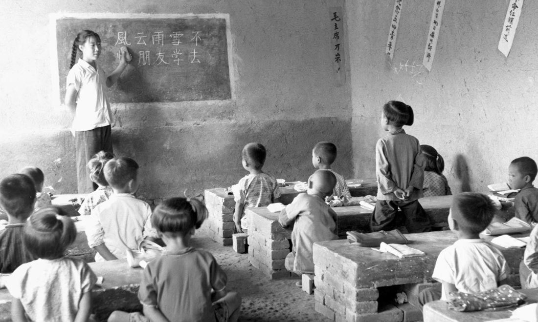 1964年夏，河北省壩縣煎茶鋪公社西煎大隊(duì)，一所耕讀小學(xué)的學(xué)生們?cè)谏险n。新華社記者梁一丁攝