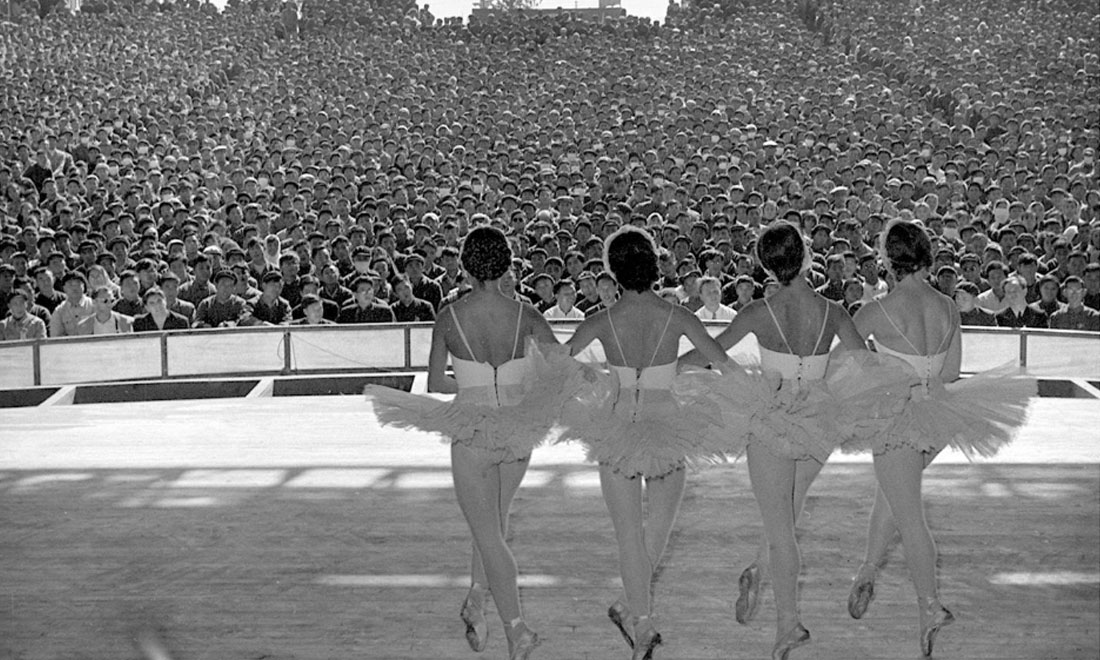 1957年10月，蘇聯(lián)國(guó)立新西伯利亞歌劇芭蕾舞劇院為北京石景山鋼鐵廠工人演出。新華社記者鄭震孫攝