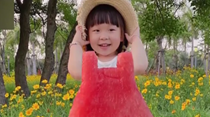 把夏天穿身上！寶媽給3歲女兒拍創(chuàng)意果蔬照