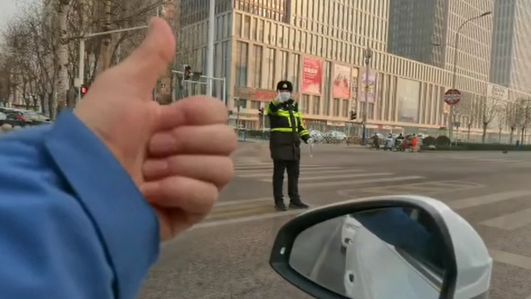 石家莊路人和交警的這個(gè)“暗號”，真暖！
