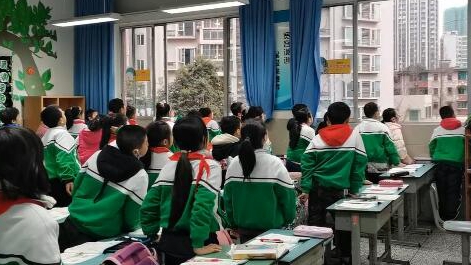 課上到一半，同學(xué)們卻把頭望向了外面！校長說：點(diǎn)贊！