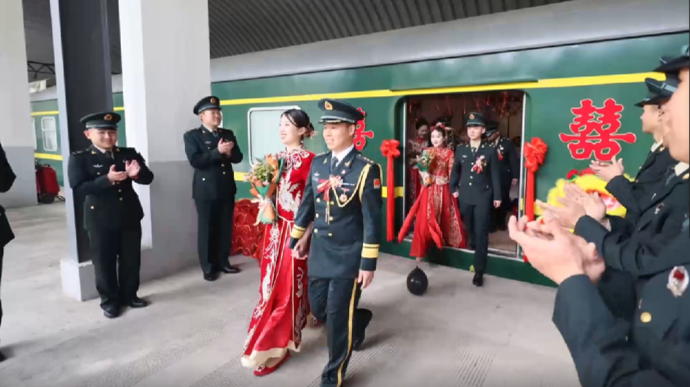 火車當(dāng)&ldquo;婚車&rdquo;，東風(fēng)快遞員最有排面的&ldquo;幸福軍列&rdquo;