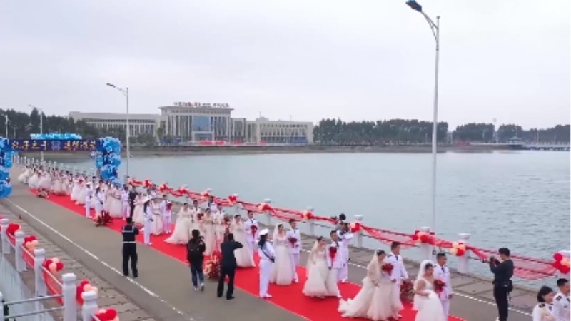 乘風(fēng)破浪來娶你！海軍某部30對新人舉行集體婚禮