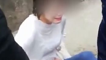 四川一女子墜河欲輕生，兩名消防員一躍而下
