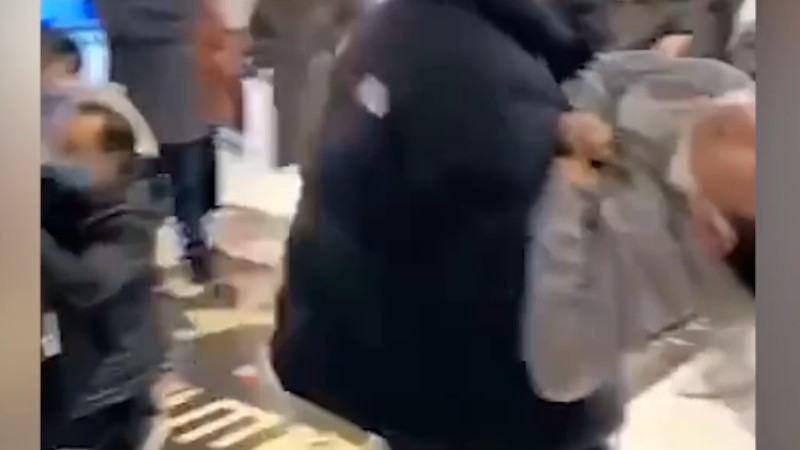 浙江一電影院發(fā)生事故多人送醫(yī)，現(xiàn)場家長懷抱兒童奔走