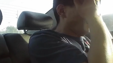這人啥情況？他在警車上都能睡著