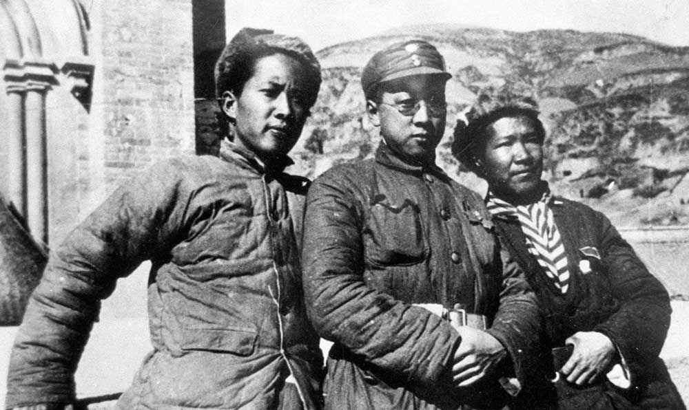 延安魯迅藝術(shù)文學(xué)院托兒所的阿姨和孩子們。