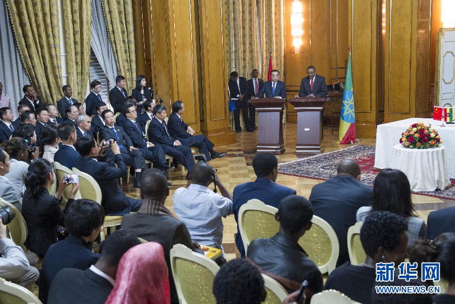 5月4日，國(guó)務(wù)院總理李克強(qiáng)在亞的斯亞貝巴與埃塞俄比亞總理海爾馬里亞姆舉行會(huì)談。這是會(huì)談后，李克強(qiáng)與海爾馬里亞姆共同會(huì)見記者。 新華社記者 王曄 攝