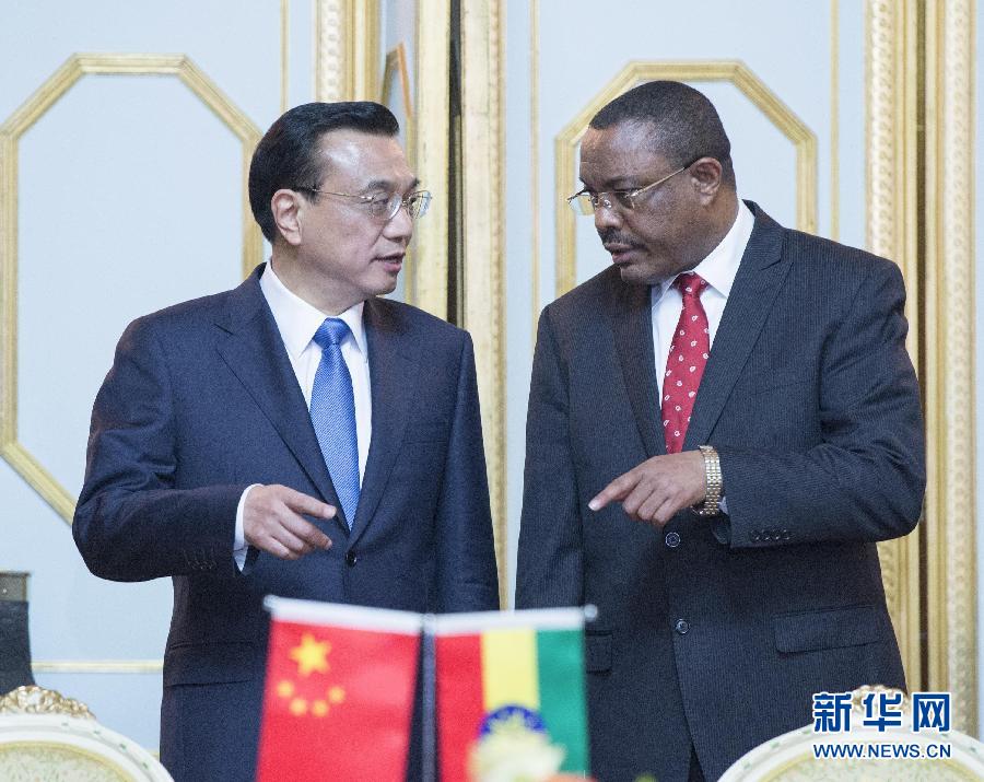 5月4日，中國(guó)國(guó)務(wù)院總理李克強(qiáng)在亞的斯亞貝巴與埃塞俄比亞總理海爾馬里亞姆舉行會(huì)談。這是會(huì)談后，李克強(qiáng)與海爾馬里亞姆共同出席有關(guān)文件簽字儀式。 新華社記者 王曄 攝
