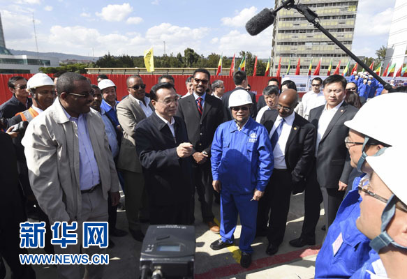 這是李克強與海爾馬里亞姆看望施工人員。新華社記者 李學(xué)仁 攝