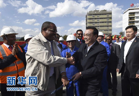 5月5日，中國國務(wù)院總理李克強考察亞的斯亞貝巴輕軌項目，埃塞俄比亞總理海爾馬里亞姆陪同。新華社記者 李學(xué)仁 攝
