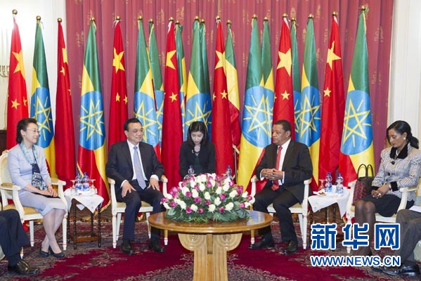 李克強(qiáng)總理夫人程虹、穆拉圖總統(tǒng)夫人梅阿扎參加會(huì)見。新華社記者王曄攝