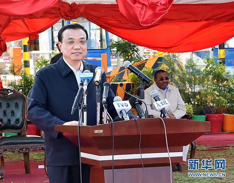 5月5日，國(guó)務(wù)院總理李克強(qiáng)與埃塞俄比亞總理海爾馬里亞姆共同出席亞的斯亞貝巴-阿達(dá)瑪高速公路一期竣工揭牌典禮，并為二期工程開(kāi)工奠基剪彩。這是李克強(qiáng)在典禮上致辭。新華社記者 李濤 攝 