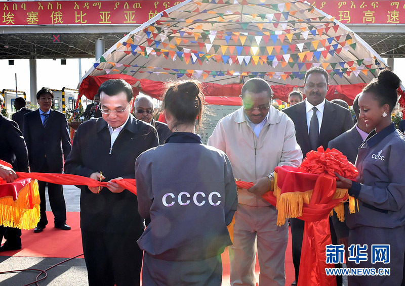 5月5日，中國(guó)國(guó)務(wù)院總理李克強(qiáng)與埃塞俄比亞總理海爾馬里亞姆共同出席亞的斯亞貝巴-阿達(dá)瑪高速公路一期竣工揭牌典禮，并為二期工程開(kāi)工奠基剪彩。這是李克強(qiáng)與海爾馬里亞姆共同為亞的斯亞貝巴-阿達(dá)瑪高速公路二期工程開(kāi)工剪彩。新華社記者 李濤 攝 