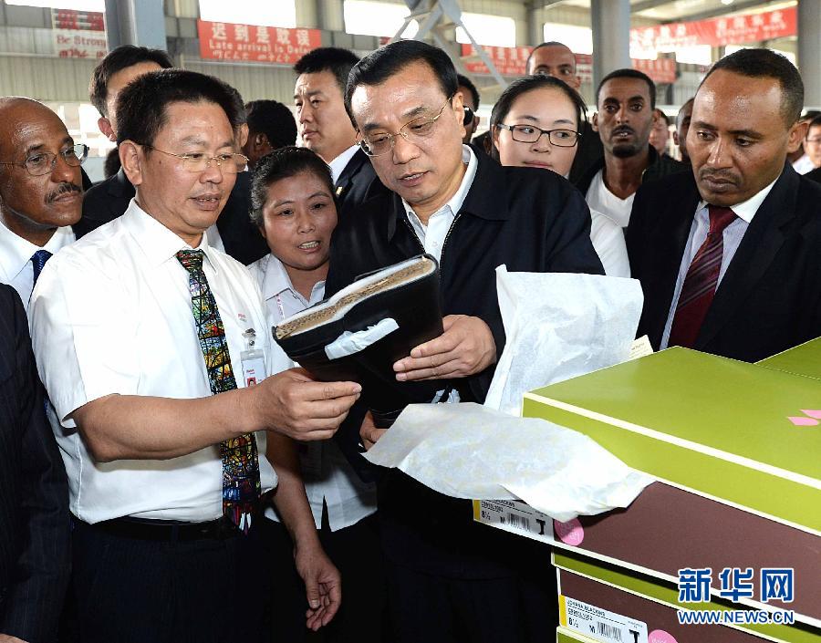 5月5日，中國(guó)國(guó)務(wù)院總理李克強(qiáng)在埃塞俄比亞總理海爾馬里亞姆陪同下參觀東方工業(yè)園。這是李克強(qiáng)在生產(chǎn)車間聽取負(fù)責(zé)人介紹生產(chǎn)情況。新華社記者 李濤 攝