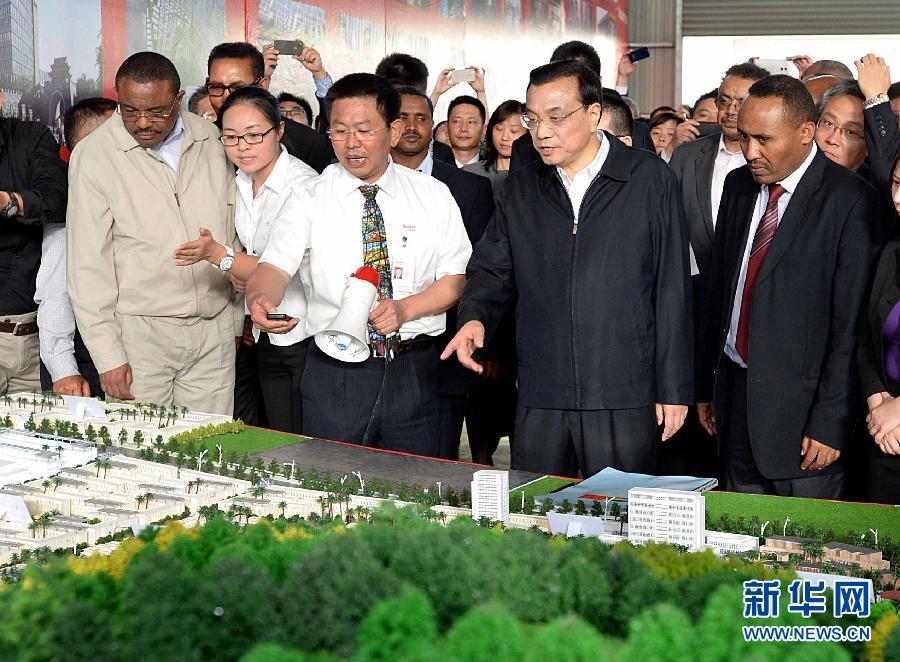  5月5日，中國(guó)國(guó)務(wù)院總理李克強(qiáng)在埃塞俄比亞總理海爾馬里亞姆陪同下參觀東方工業(yè)園。這是李克強(qiáng)與海爾馬里亞姆（左一）一起觀看工業(yè)園沙盤展示。新華社記者 李濤