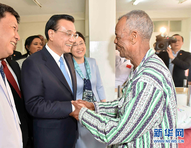 5月6日，中國(guó)國(guó)務(wù)院總理李克強(qiáng)與埃塞俄比亞總統(tǒng)穆拉圖一同來(lái)到亞的斯亞貝巴阿勒塔醫(yī)院，看望受益于中國(guó)免費(fèi)白內(nèi)障手術(shù)&ldquo;光明行&rdquo;活動(dòng)的埃塞俄比亞患者。新華社記者 李濤 攝 