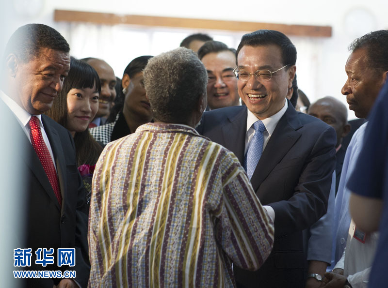 5月6日，中國(guó)國(guó)務(wù)院總理李克強(qiáng)與埃塞俄比亞總統(tǒng)穆拉圖一同來(lái)到亞的斯亞貝巴阿勒塔醫(yī)院，看望受益于中國(guó)免費(fèi)白內(nèi)障手術(shù)&ldquo;光明行&rdquo;活動(dòng)的埃塞俄比亞患者。新華社記者 謝環(huán)馳 攝 