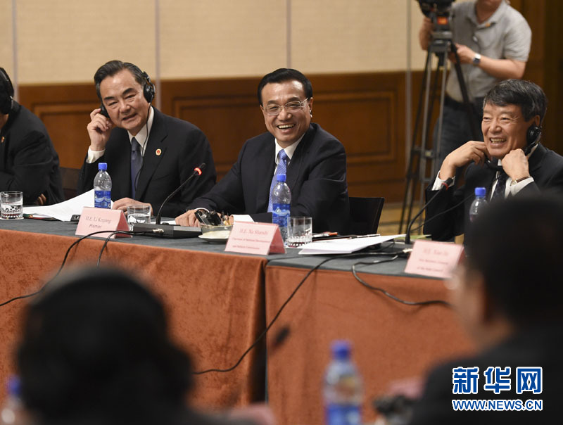  5月6日，國務(wù)院總理李克強(qiáng)在埃塞俄比亞首都亞的斯亞貝巴出席中非經(jīng)貿(mào)人文座談會。 新華社記者 李學(xué)仁 攝 