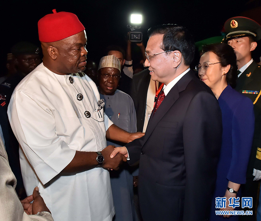     5月6日，應(yīng)尼日利亞總統(tǒng)喬納森邀請，國務(wù)院總理李克強(qiáng)乘專機(jī)抵達(dá)阿布賈國際機(jī)場，開始對尼日利亞進(jìn)行正式訪問。李克強(qiáng)總理夫人程虹同機(jī)抵達(dá)。新華社記者 李濤 攝 