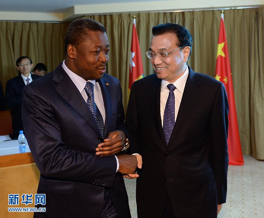 5月7日，正在尼日利亞訪問的中國國務院總理李克強在阿布賈會見出席第24屆世界經(jīng)濟論壇非洲峰會全會的多哥總統(tǒng)福雷。 新華社記者 李濤 攝 
