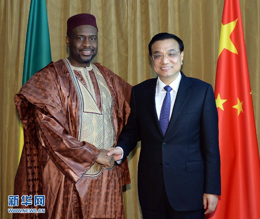 5月7日，正在尼日利亞訪問的國務院總理李克強在阿布賈會見出席第24屆世界經(jīng)濟論壇非洲峰會全會的馬里總理馬拉。 新華社記者 李濤 攝 