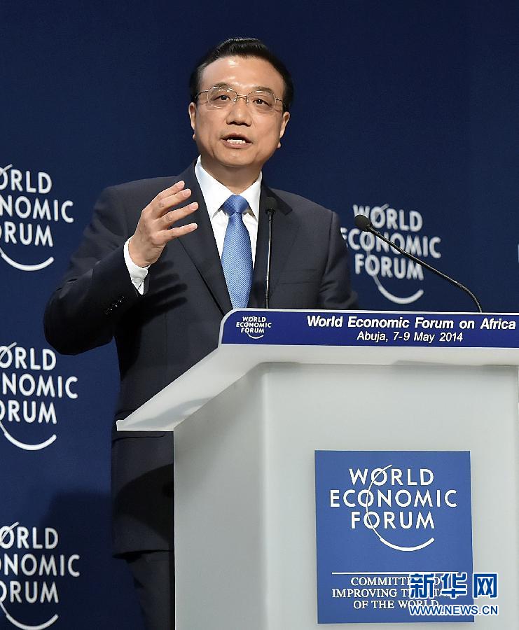 5月8日，國務(wù)院總理李克強在阿布賈出席第24屆世界經(jīng)濟論壇非洲峰會全會，發(fā)表題為《共同推動非洲發(fā)展邁上新臺階》的特別致辭。 新華社記者李濤 攝 
